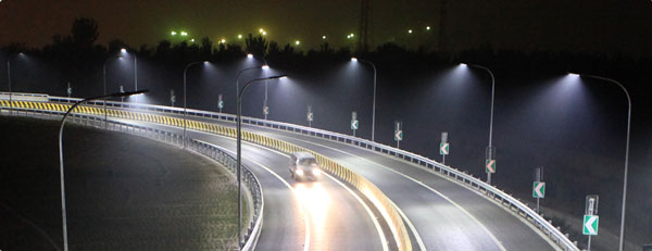 Nên sử dụng đèn Led ánh sáng vàng hay trắng tốt cho mắt 5 Dung den duong led cao ap trong chieu sang dai lo, duong cao toc, nga ba nga tu dong duc nguoi qua lai