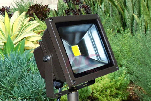 Đèn Led Chiếu Sáng Sân Vườn Tiết Kiệm, An Toàn 2 Den pha led chieu sang san vuon, đèn led chiếu sáng sân vườn