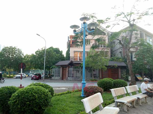 Báo Giá Cột Đèn Chiếu Sáng Sân Vườn Giá Rẻ, Uy Tín 3 Chon lua cot den trang tri san vuon phu hop voi canh quan xung quanh