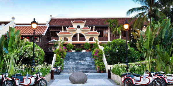 Top 3 mẫu đèn sân vườn đẹp nhất 7 Den san vuon nu hoang mang phong cach hoang gia quy toc