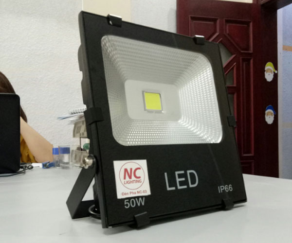 Hướng dẫn lắp đặt đèn pha led chiếu sáng 6 den-pha-50W-NC-03