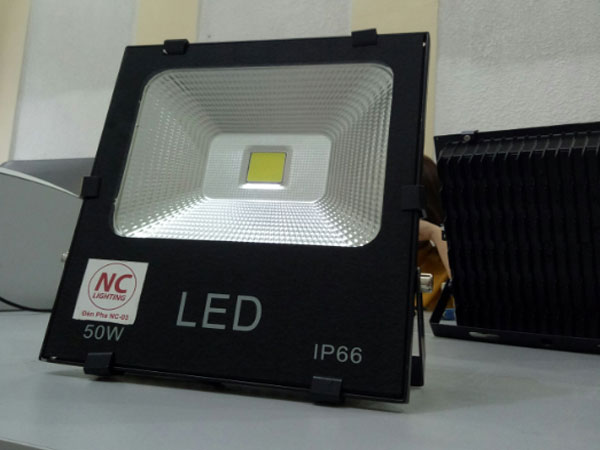 Địa chỉ mua đèn pha led giá rẻ ở Vĩnh Phúc 2 den-pha-50W