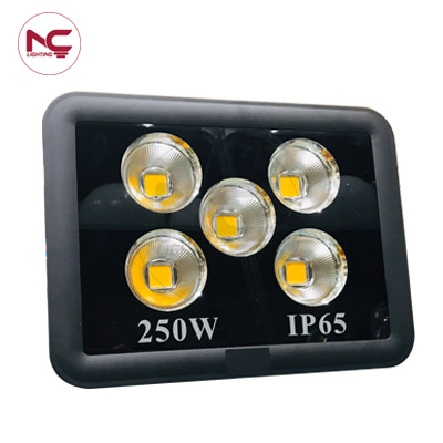 Đèn pha led 250W PNC39 1 den pha led 250w